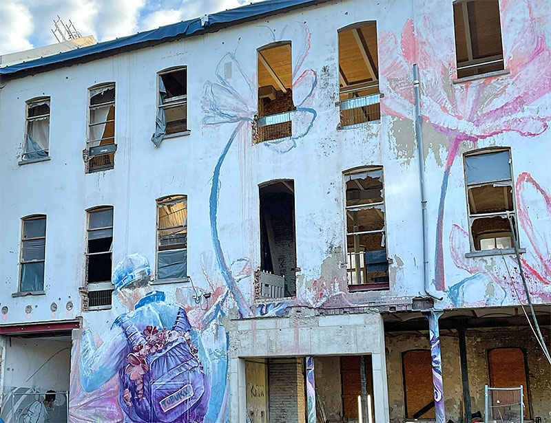 Hausfassade mit Grafitti